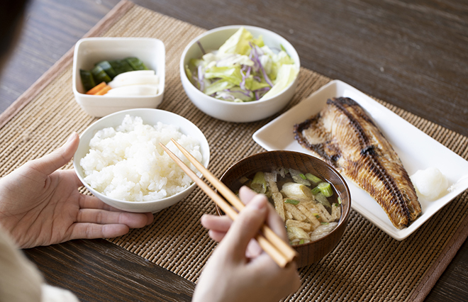 ごはん丸飲みはNG! 魚の骨がのどに刺さったときの対処法【耳鼻咽喉科専門医が教える】