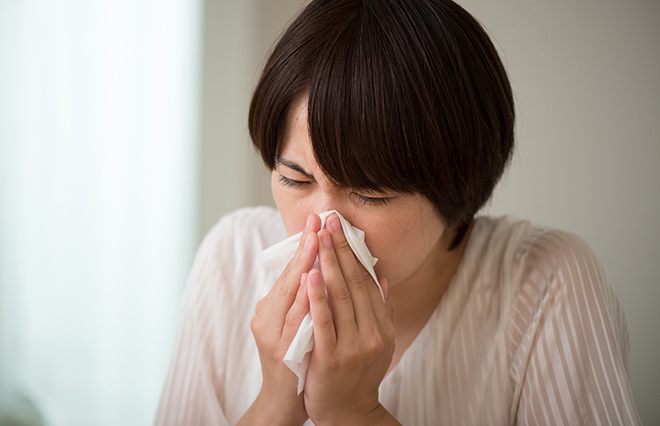 くしゃみ、わきの圧迫…鼻づまりを軽減する方法は?【専門医に聞く】